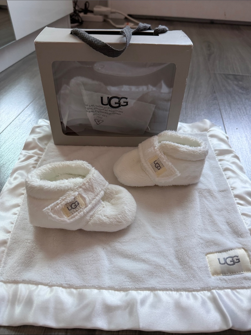 UGG Ivory Plush Baby Booties with Matching Security Blanket size 2/3